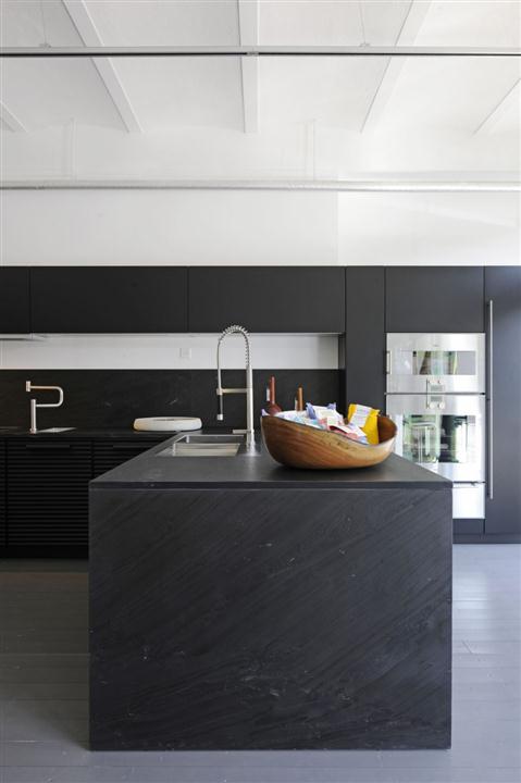 Color black for a modern kitchen